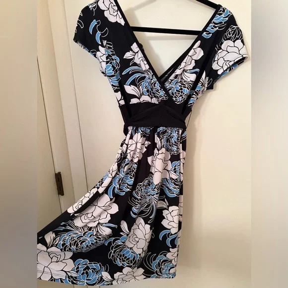Eyeshadow Floral Midi Dress - Black Blue White Botanical Print - Picture 4 of 7